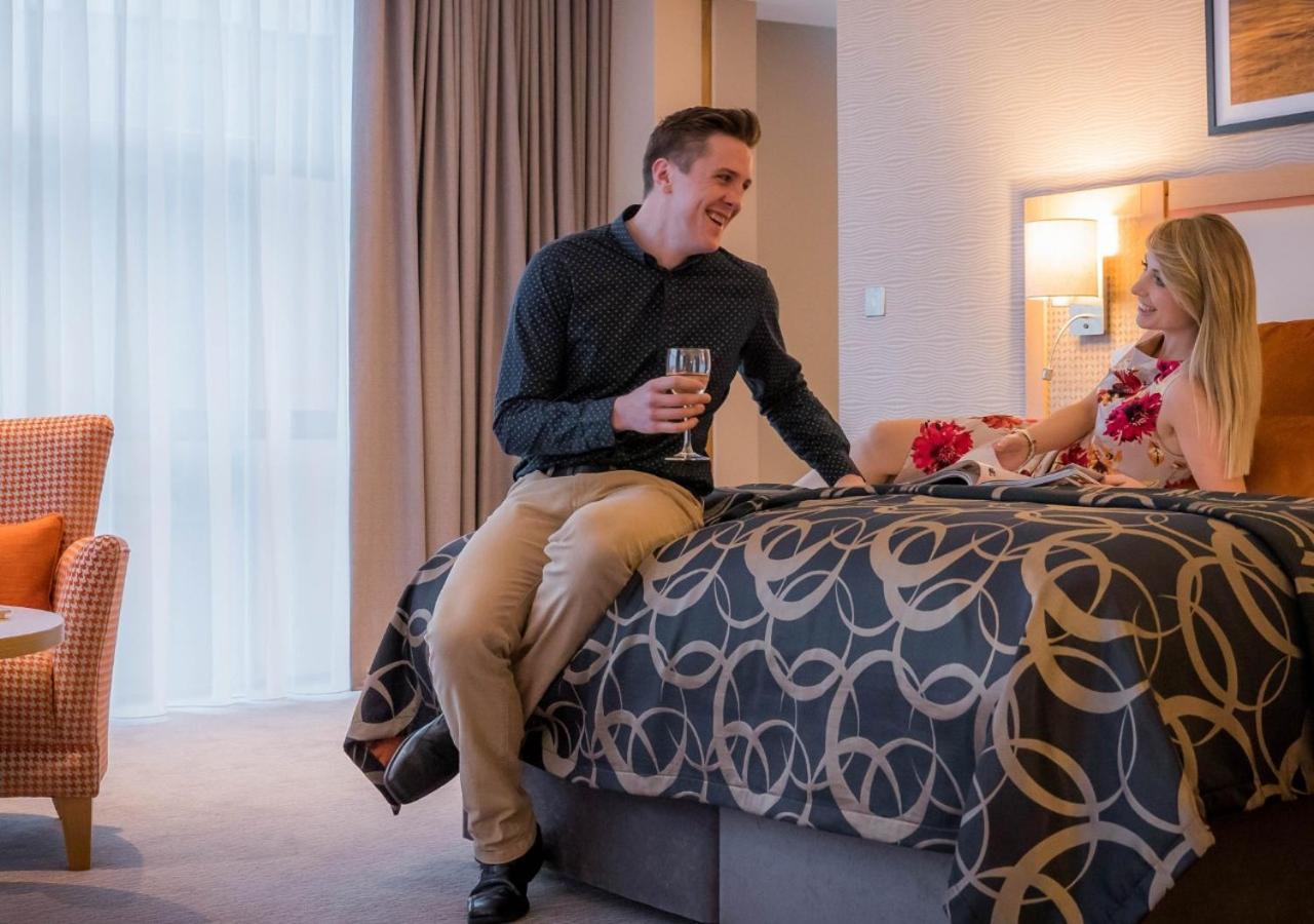 Clayton Hotel Dublin Airport Coolock Dış mekan fotoğraf A couple in a hotel room