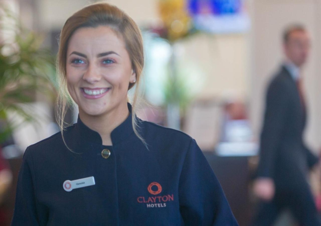 Clayton Hotel Dublin Airport Coolock Dış mekan fotoğraf Receptionist at Clayton Hotels