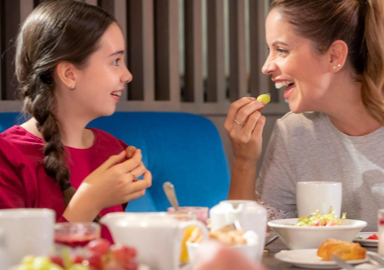 Clayton Hotel Dublin Airport Coolock Dış mekan fotoğraf "I'm eating a melon with you."
